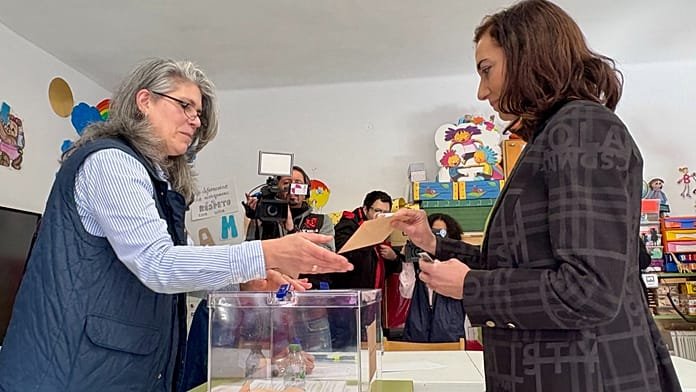 Elecciones en Castilla y León: La participación sube en 2,2 puntos y ronda el 36,9% a las 14:00