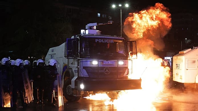 Estallan enfrentamientos en la capital de Albania durante una protesta opositora