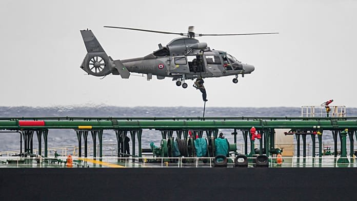 El petrolero ruso a la deriva en el Mediterráneo entra en aguas libias y suenan las alarmas