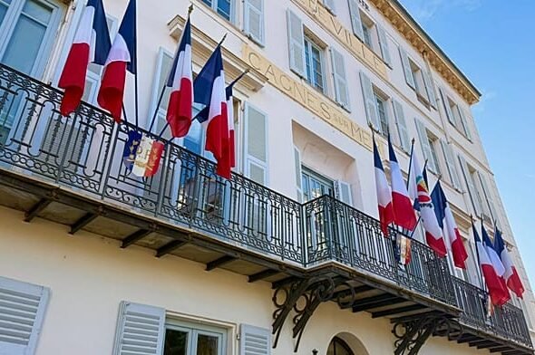 Francia: Los alcaldes electos de Agrupación Nacional retiran las banderas europeas de ayuntamientos