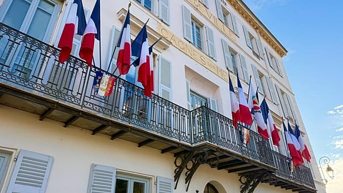 Francia: Los alcaldes electos de Agrupación Nacional retiran las banderas europeas de ayuntamientos