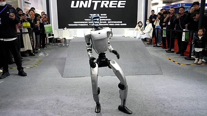 China exhibe en Pekín robots inteligentes para la salud en su gran feria de IA