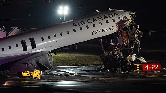 Mueren 2 pilotos al chocar avión de Air Canada con vehículo en LaGuardia