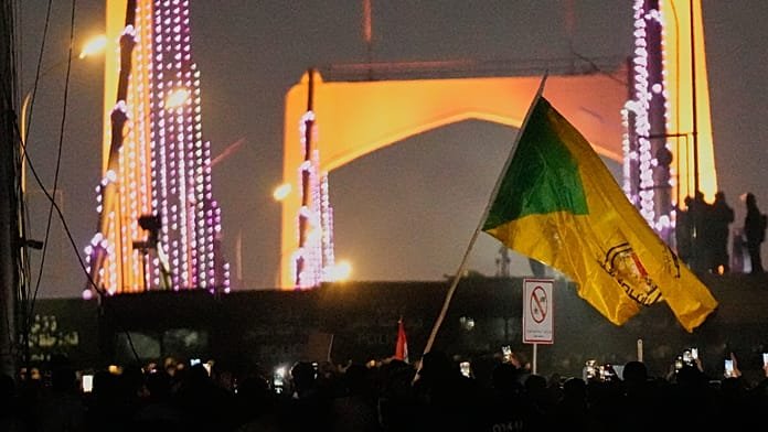 La Policía iraquí lanza gas contra protesta proiraní ante Embajada de EE.UU. en Bagdad