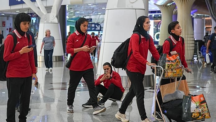 La selección femenina de Irán, en un aeropuerto malasio antes de volver a casa