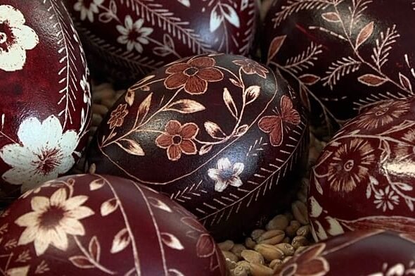 Las mujeres eslovenas mantienen viva la tradición centenaria de los huevos de Pascua drsanke