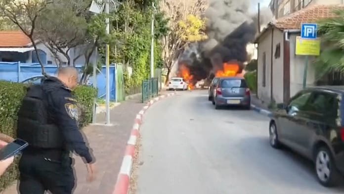 Servicios de emergencia atienden un incendio en el centro de Israel tras ataque iraní
