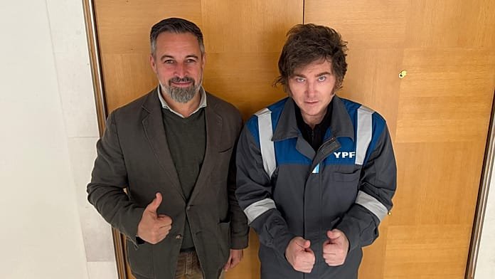 Milei llega a Madrid con un mono de YPF y se reúne con Abascal antes del Madrid Economic Forum