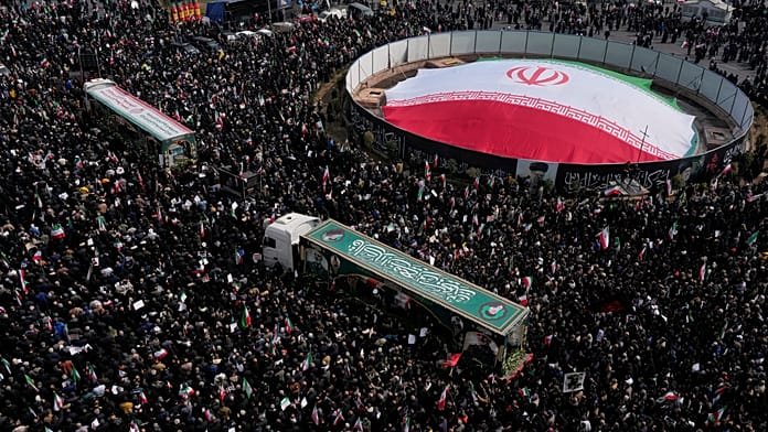 Teherán acoge el funeral de comandantes iraníes muertos en ataques de EE. UU. e Israel