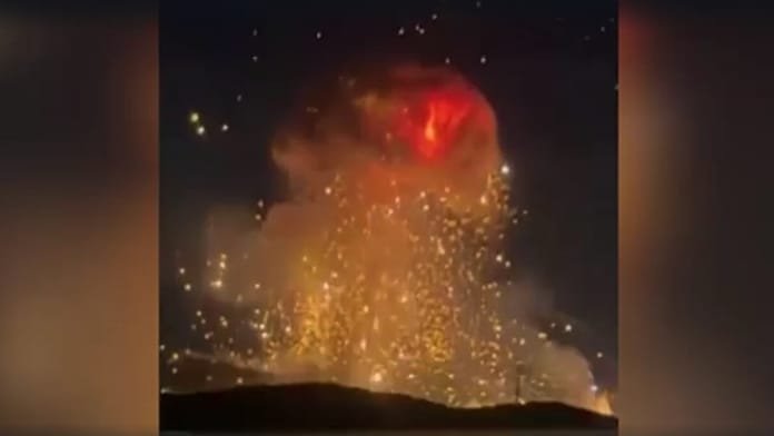 Momento en que un ataque de EEUU provoca una gran bola de fuego sobre Isfahán, Irán