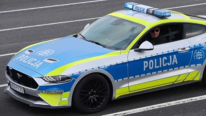 El Ford Mustang de Radom: de coche de carreras ilegales a orgullo de la Policía polaca