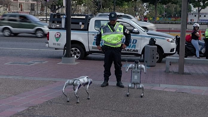Venezuela despliega perros robóticos para patrullas en Caracas