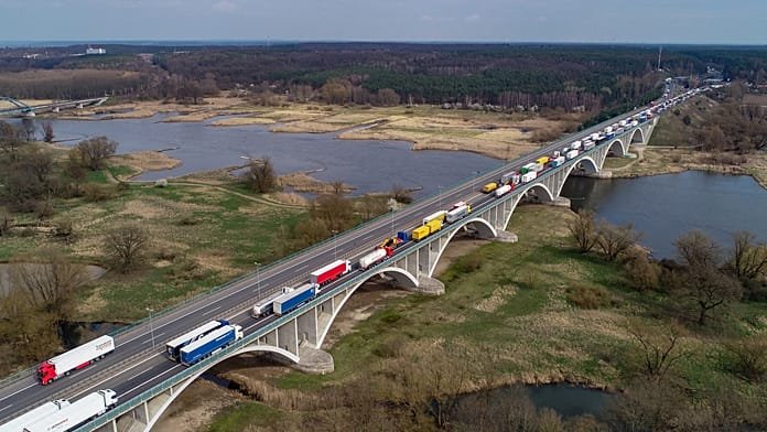 Polonia amplía 6 meses más los controles fronterizos con Alemania y Lituania