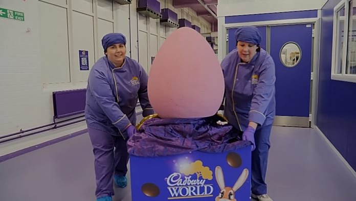 Cadbury presenta un huevo gigante Mega Mini Egg de 55 kg antes de Pascua