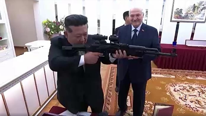 Lukashenko regala un fusil de asalto al líder norcoreano Kim Jong Un