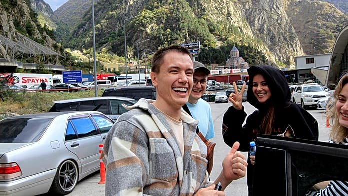 Colapso para obtener pasaportes en Rusia ante el auge del deseo de emigrar: "Hay colas enormes por todas partes"