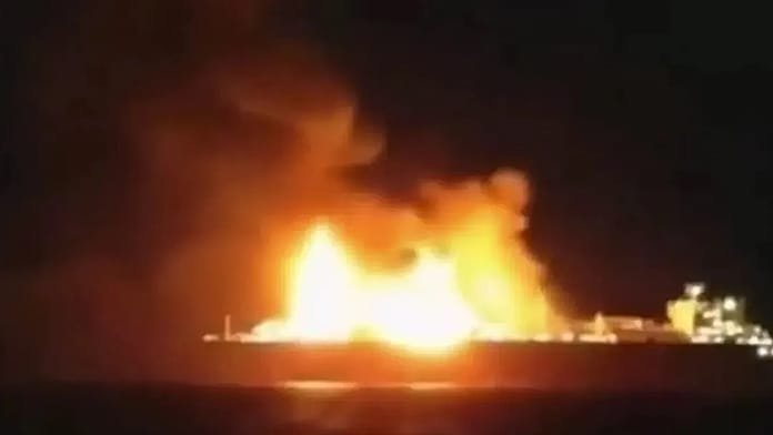 Otro presunto buque de la 'flota fantasma' rusa arde en llamas en el mar Mediterráneo