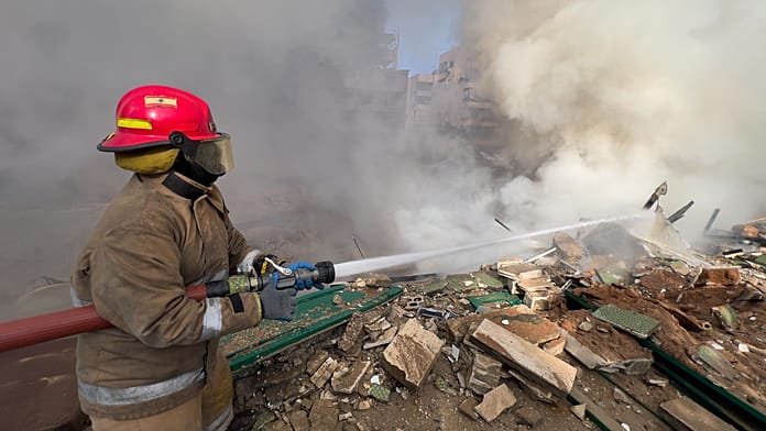 Derrumbe de un edificio en el sur de Líbano tras un ataque israelí a una entidad ligada a Hezbolá