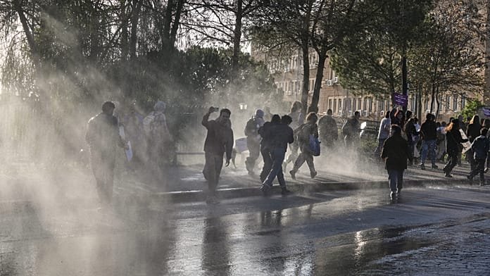 El Ejército israelí se enfrenta a palestinos durante una redada en el norte de Jerusalén