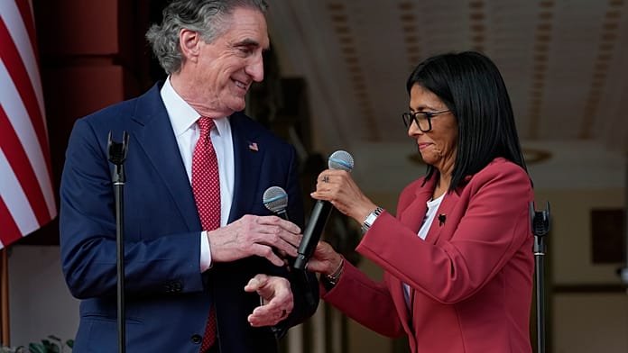 EE.UU. levanta el veto al oro venezolano tras la reunión de Burgum y Rodríguez en Caracas