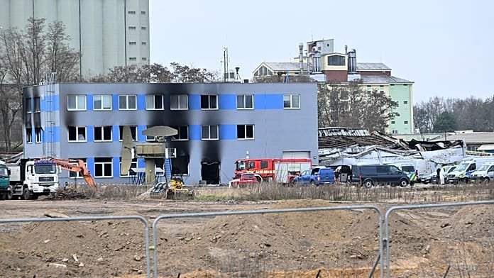 La Policía checa detiene a 3 personas por el incendio de una empresa de drones vinculada a Ucrania