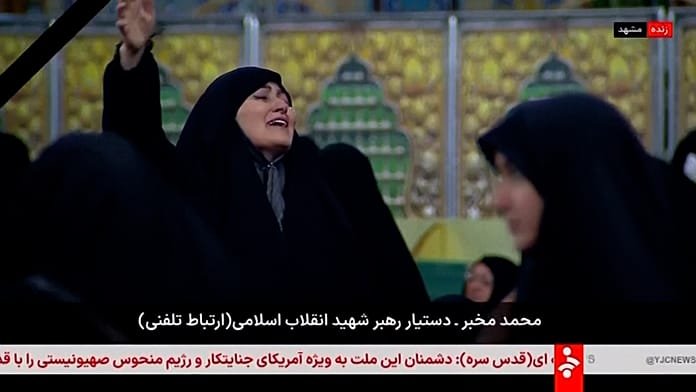 Dolientes se reúnen en Mashhad tras la muerte del líder supremo iraní Jamenei