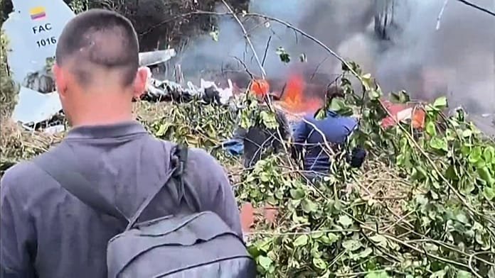 Al menos 8 muertos al estrellarse un avión de la Fuerza Aérea de Colombia en el sur del país