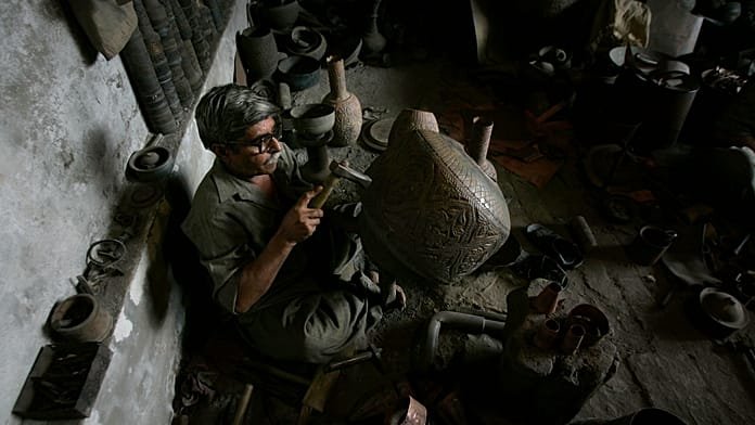 Retratos grabados en lápidas mantienen vivos los recuerdos en Pakistán