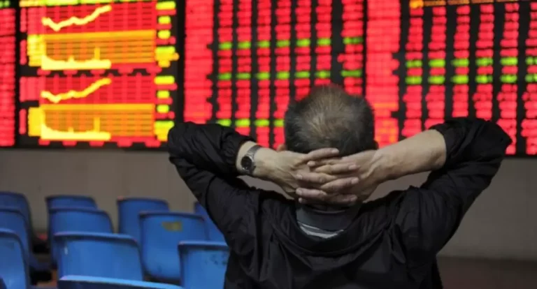 Mercados en "modo pánico" por la guerra: riesgo país roza 600, sube el dólar y bonos caen