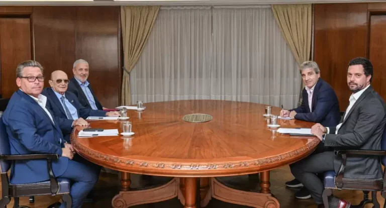 Crece la tensión por los precios: Caputo se reunió con los gigantes de alimentos