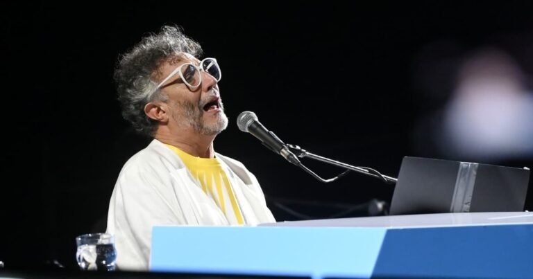Fito Páez hizo historia en su Rosario natal, con un show multitudinario en el Monumento a la Bandera