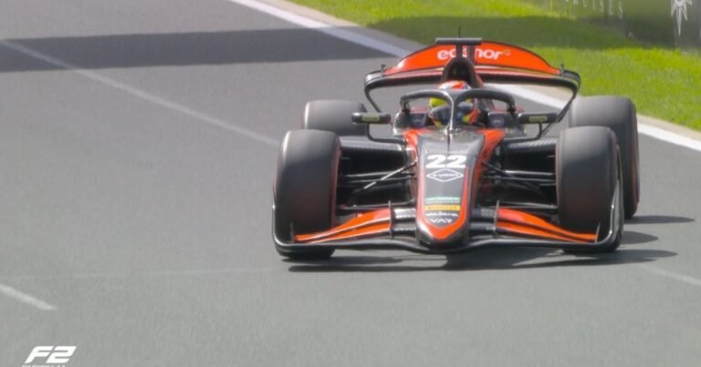 Nico Varrone tuvo un debut alocado en la Fórmula 2: largó 19°, fue líder, cruzó la meta 11° y por una sanción terminó 17°