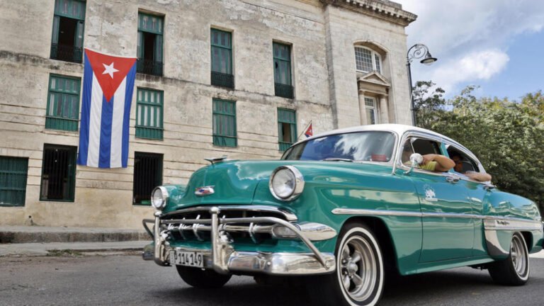 Ecuador expulsa del país al personal diplomático cubano y retira a su embajador en La Habana