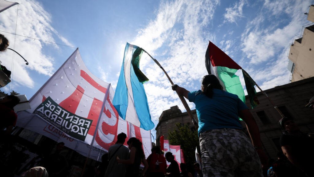 Justicia argentina suspende parte de la reforma laboral de Milei y otorga de momento un triunfo al sindicalismo