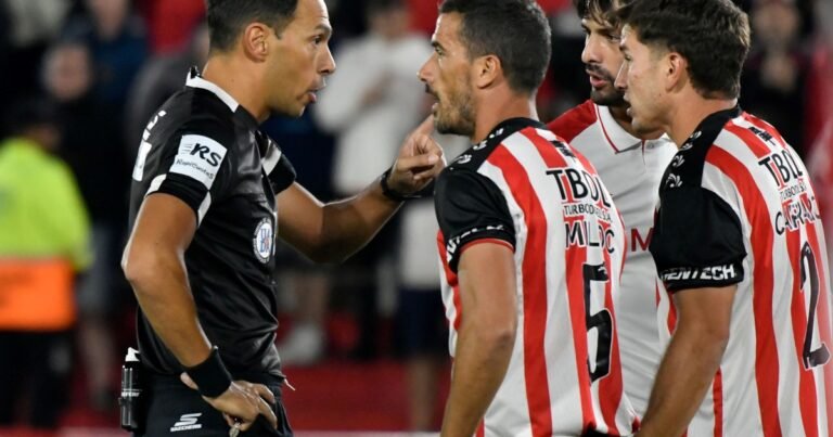 Otra vez, los hinchas explotaron contra Tapia y Toviggino: del escandaloso penal que no le dieron a Huracán ante Barracas al baile del Pincha al ritmo de "no soy secanucas"