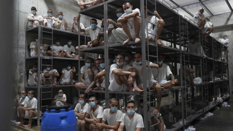 Torturas y asesinatos: un informe acusa posibles “crímenes de lesa humanidad” en estado de excepción en El Salvador