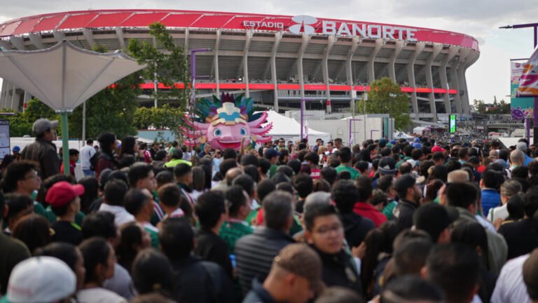 Reapertura fría y con tragedia para el estadio Azteca, sede de la inauguración mundialista