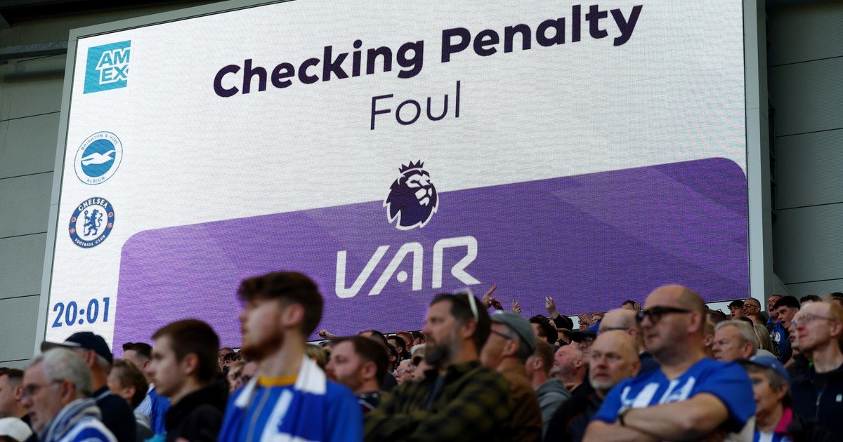 En Inglaterra los hinchas dicen basta y claman por eliminar el VAR de la Premier League: “Le quita al fútbol lo que lo hace especial”