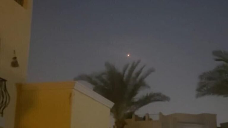 Intercambio de ataques en Medio Oriente: Irán bombardea Israel y Omán reporta ataque a petrolero