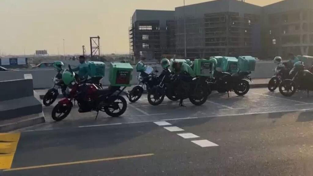 Repartidores de Dubai continúan trabajando aún bajo ataques iraníes