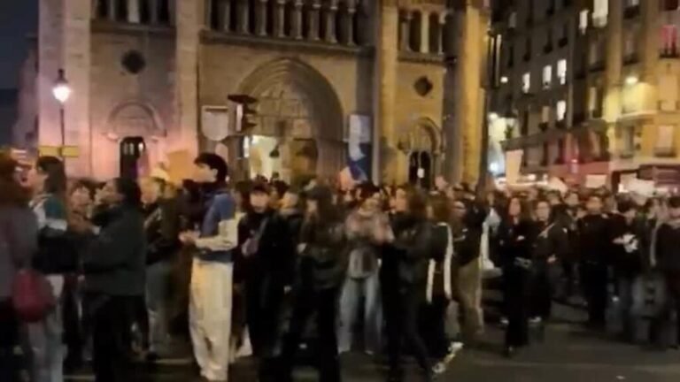 Desde París hasta Lima: mujeres participan en movilizaciones por el Día de la Mujer