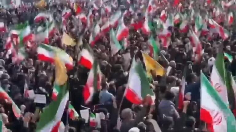 Iraníes reaccionan con diferencias tras el nombramiento de Mojtaba Jamenei como líder supremo