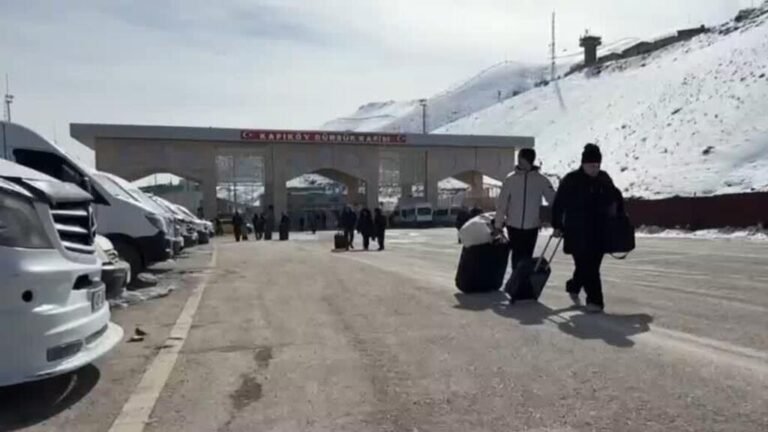 Iraníes cruzan la frontera con Turquía para huir de los bombardeos