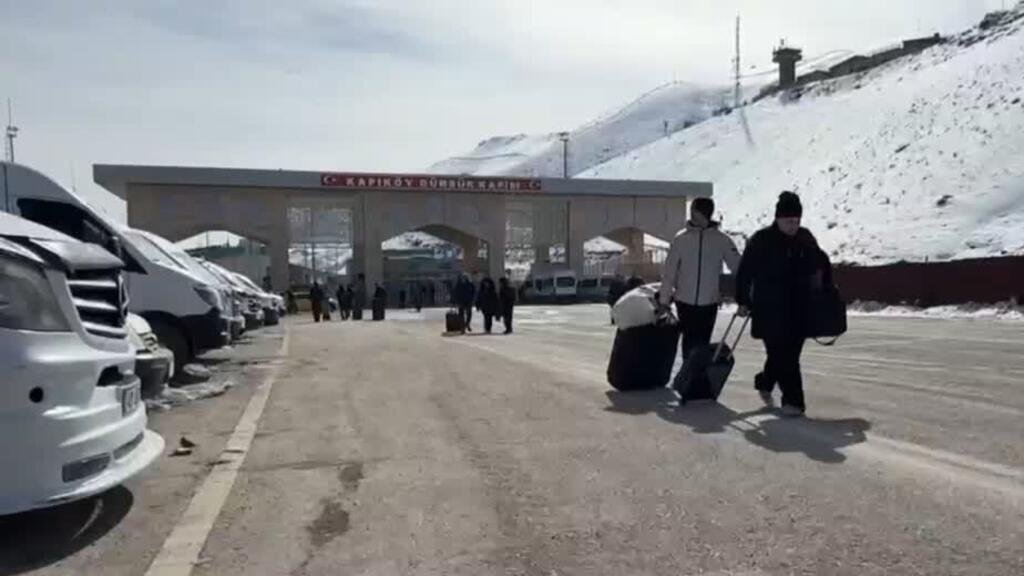 Iraníes cruzan la frontera con Turquía para huir de los bombardeos
