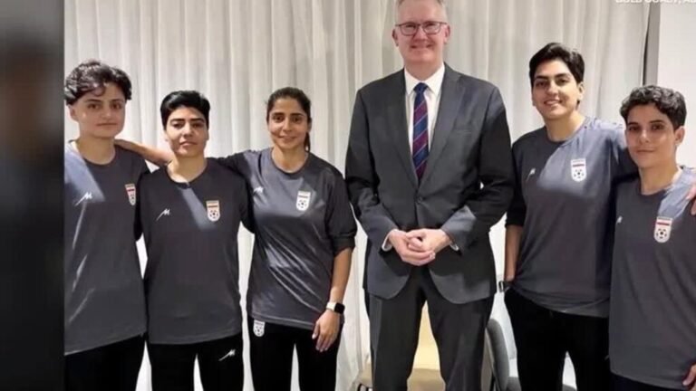 Australia da asilo a cinco jugadoras de fútbol iraníes que se negaron a cantar el himno