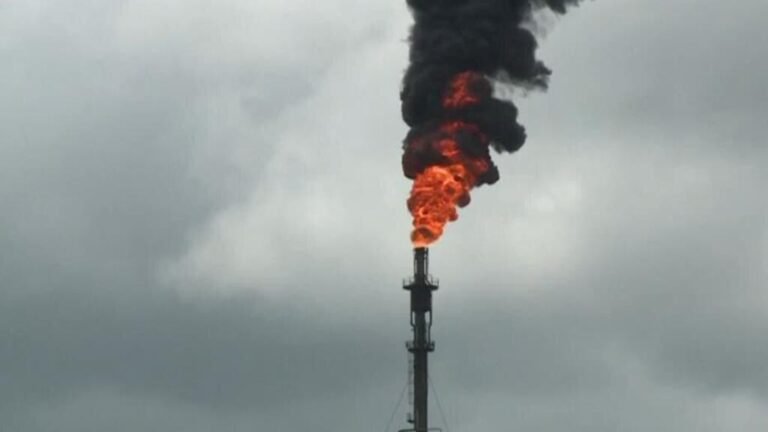 Trump advierte a Irán por posibles minas en Ormuz; Teherán amenaza exportaciones de crudo