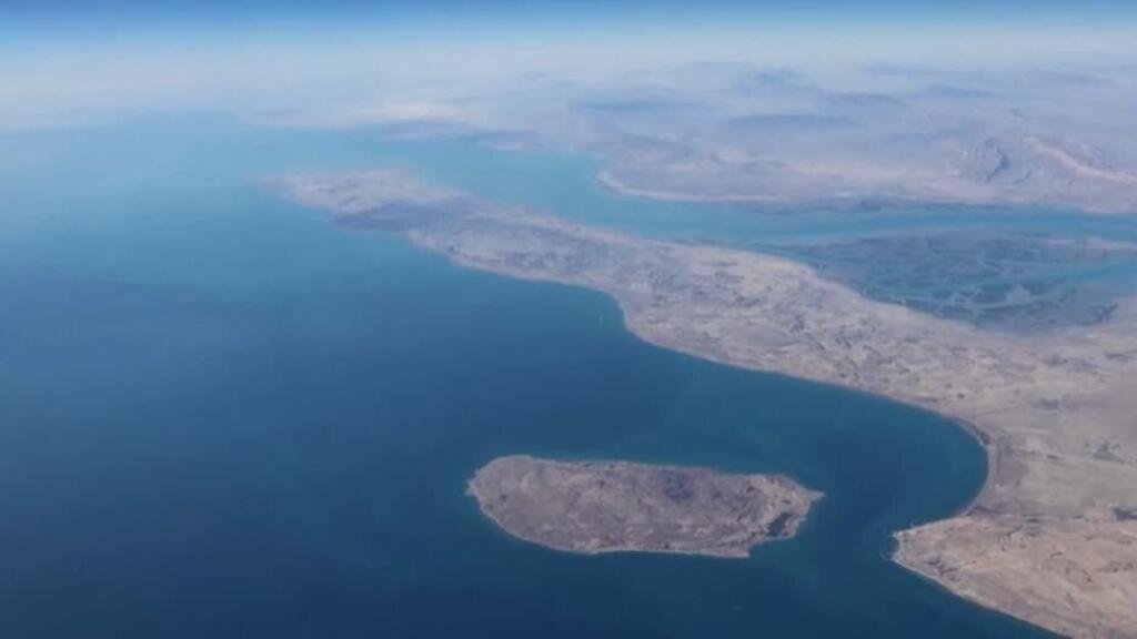 Jamenei dice que estrecho de Ormuz debe cerrarse; Trump asegura que "acabará con el régimen iraní"