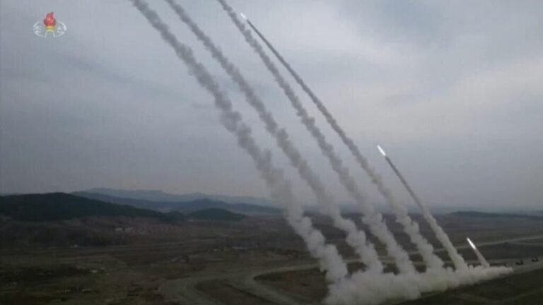 Corea del Norte prueba misiles balísticos y eleva tensiones con Corea del Sur y EE. UU.