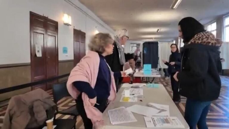 Francia vota a sus alcaldes en unas municipales con mirada en 2027