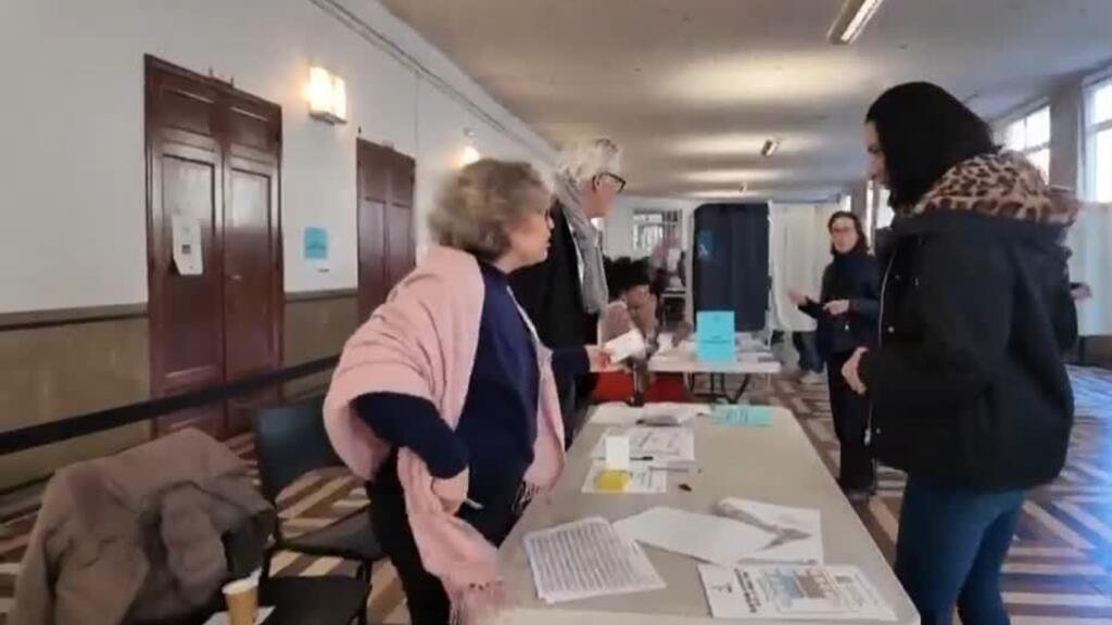 Francia vota a sus alcaldes en unas municipales con mirada en 2027